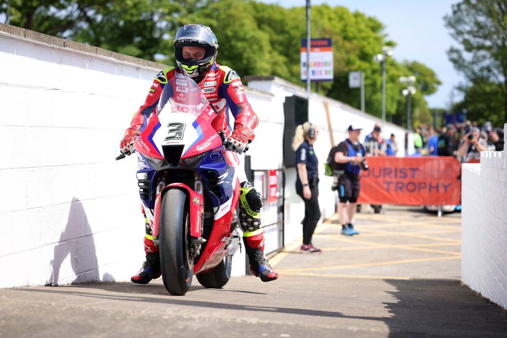 133mph hit by Dunlop, Harrison, Hickman as Isle of Man TT hots up